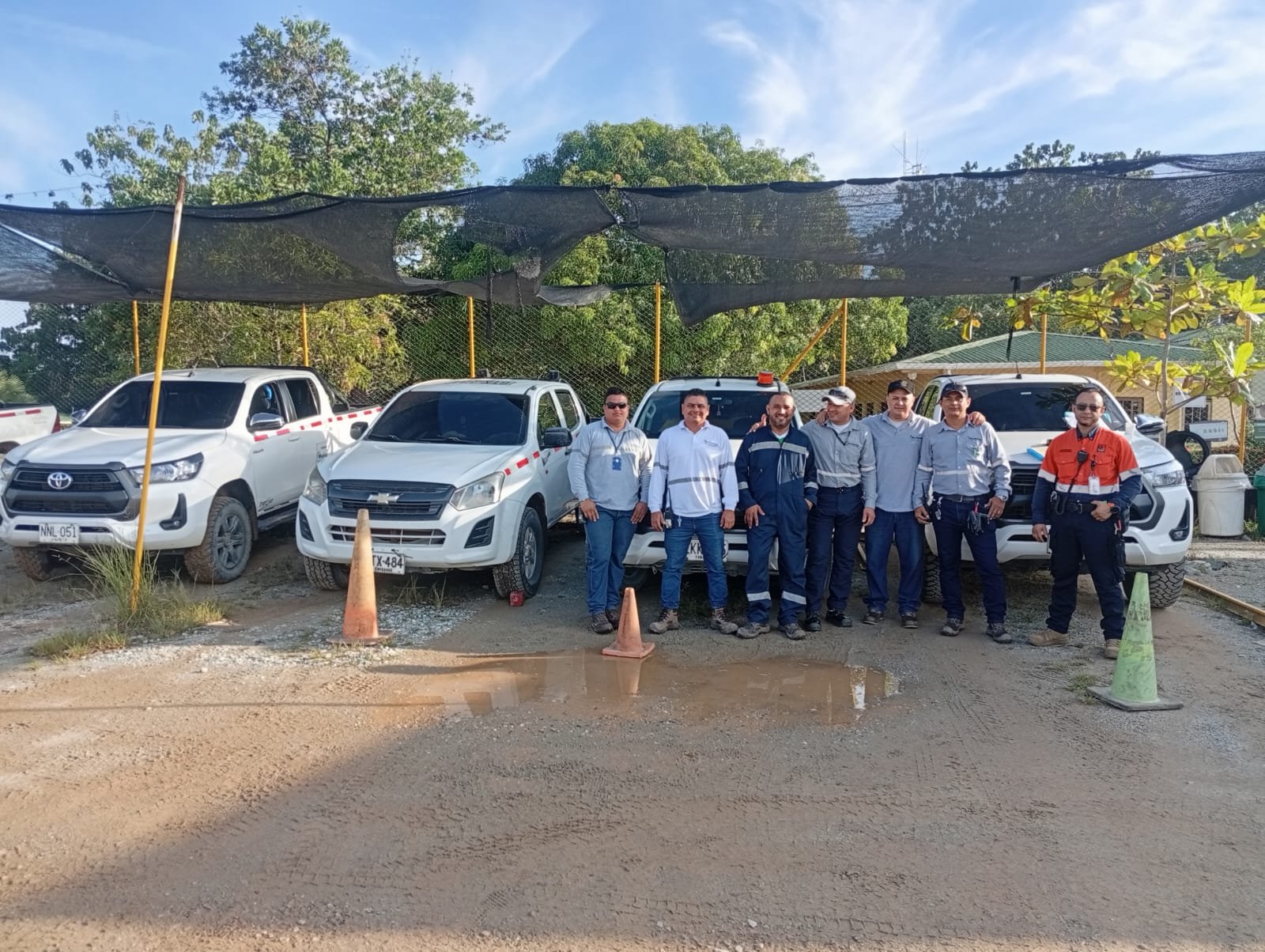 Flota de camionetas 4x4 de TRANSTURILUJO en una operación industrial en Antioquia